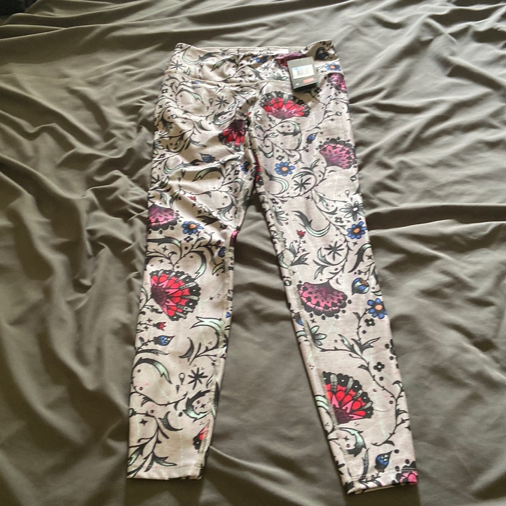 Brand new with tags NIKE Legend Tight. Size medium beautiful colors